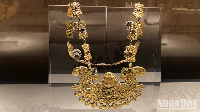 A necklace adorned with Shiva’s image.