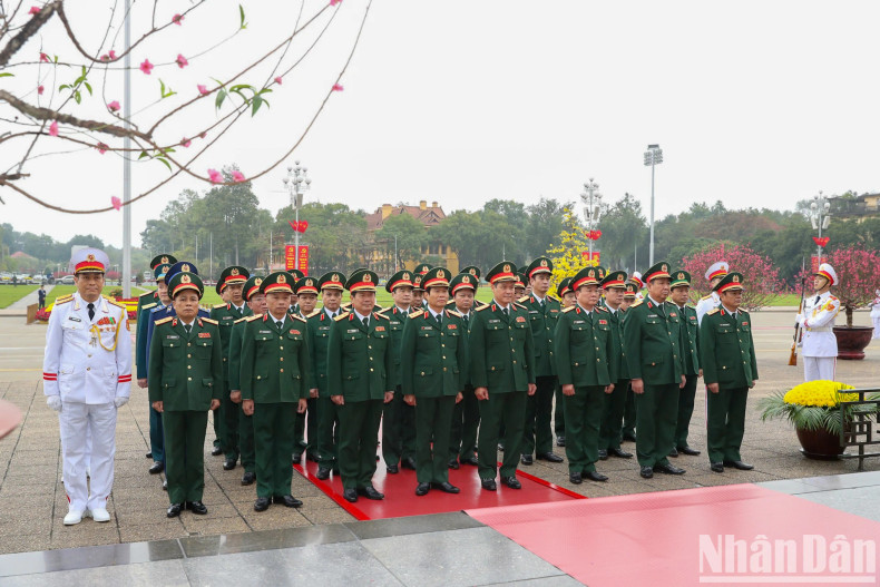 The delegation from the Central Military Commission under the Ministry of National Defence pay tribute to President Ho Chi Minh.