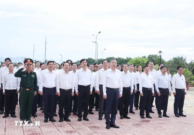 Party leader To Lam and other delegates pay respect to the heroic fallen soldiers.