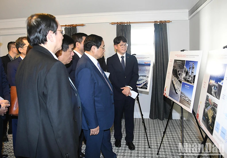 PM Pham Minh Chinh visits the hydrogen project model in Australia of SK Group from the Republic of Korea . (Photo: NDO)