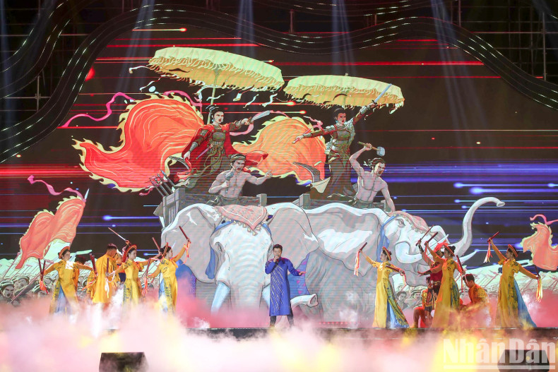 “Me Linh Flower Festival is not merely a cultural event but also an opportunity to honour the value of the flower cultivation craft villages. It contributes to promoting the beauty and tourism potential of the area, aiming to establish the flower festival as an annual event and a distinctive brand of Me Linh District and the capital city's tourism”, said Nguyen Thanh Liem, Secretary of Me Linh District Party Committee. “Me Linh Flower Festival is not merely a cultural event but also an opportunity to honour the value of the flower cultivation craft villages. It contributes to promoting the beauty and tourism potential of the area, aiming to establish the flower festival as an annual event and a distinctive brand of Me Linh District and the capital city's tourism”, said Nguyen Thanh Liem, Secretary of Me Linh District Party Committee.