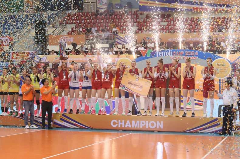 Korabelka Club wins the championship trophy. (PHOTO: TUAN DOAN) Korabelka Club wins the championship trophy. (PHOTO: TUAN DOAN)