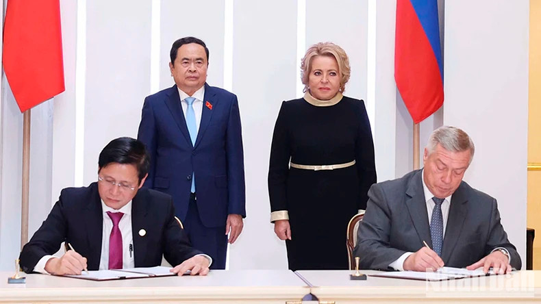 National Assembly Chairman Tran Thanh Man (left) and Speaker of the Federation Council of the Federal Assembly of the Russian Federation Valentina Ivanovna Matvienko witness the signing of a cooperation deal between Ba Ria - Vung Tau province of Vietnam and Rostov Oblast of Russia. (Photo: VNA)