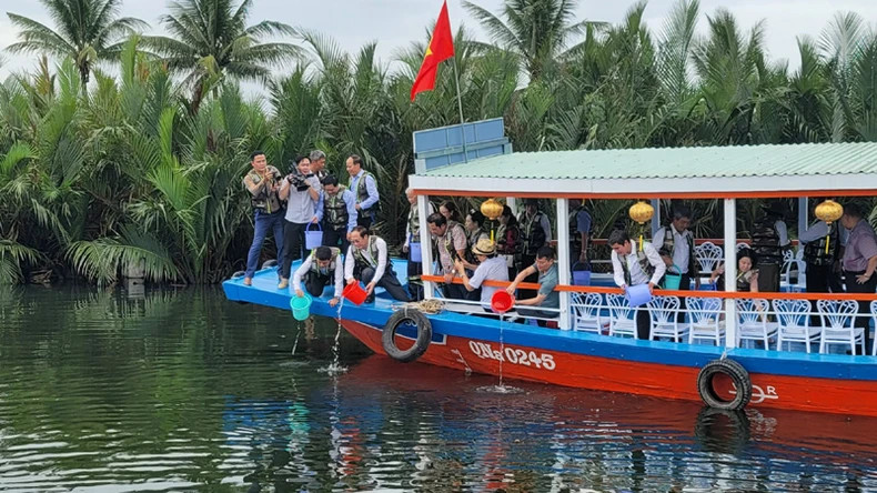 The delegates release fish to supplement native and endemic aquatic species into natural waters in Hoi An. The delegates release fish to supplement native and endemic aquatic species into natural waters in Hoi An.