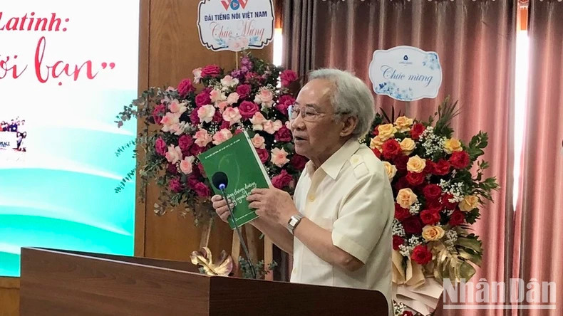 Pham Van Chuong, former Chairman of the Vietnam Committee for Asian-African-Latin American Solidarity and Cooperation, introduces the book.