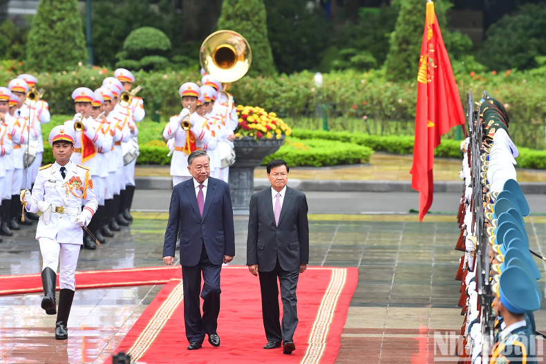 The two top leaders review the guard of honour. The two top leaders review the guard of honour.
