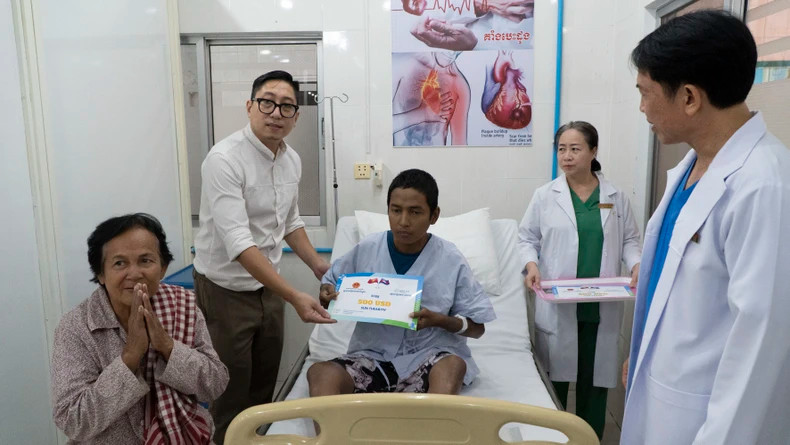 Patient Sun Thearith and his family express gratitude to the Vietnamese Embassy and medical staff (Photo: Nguyen Hiep)