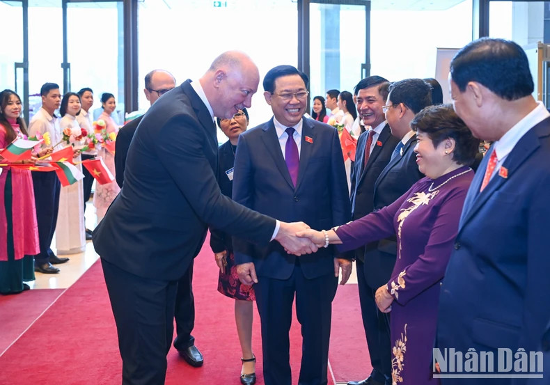 NA Chairman Vuong Dinh Hue introduces members of the high-ranking delegation of Vietnamese NA attending the welcome ceremony to Speaker of the NA of Bulgaria Rossen Dimitrov Jeliazkov. NA Chairman Vuong Dinh Hue introduces members of the high-ranking delegation of Vietnamese NA attending the welcome ceremony to Speaker of the NA of Bulgaria Rossen Dimitrov Jeliazkov.