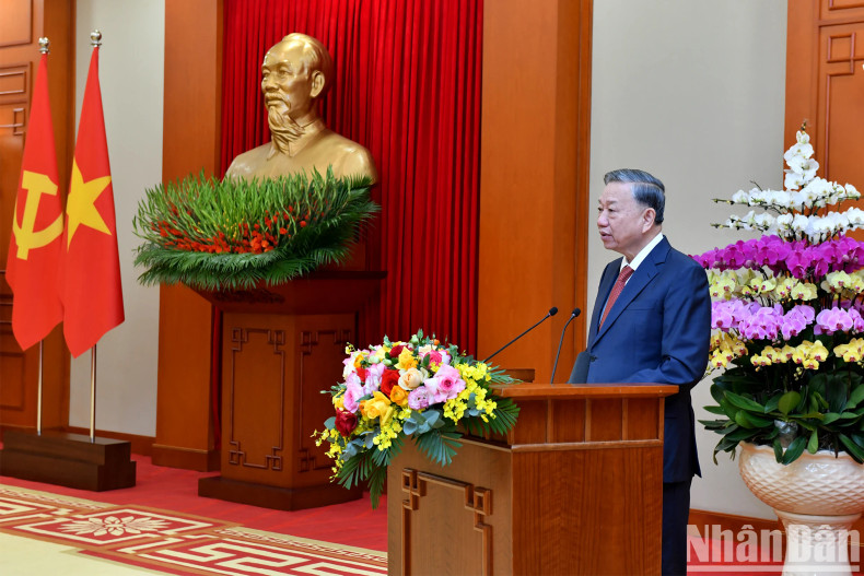 Party General Secretary To Lam speaks at the conference.