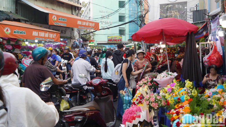 The largest flower market in Ho Chi Minh City is crowded with customers.