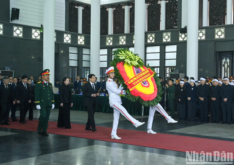The delegation of the President of the Socialist Republic of Vietnam, led by President Luong Cuong, pays respects to General Nguyen Quyet. The delegation of the President of the Socialist Republic of Vietnam, led by President Luong Cuong, pays respects to General Nguyen Quyet.