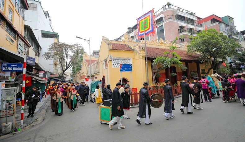 The procession passes through Bach Ma Temple. The procession passes through Bach Ma Temple.