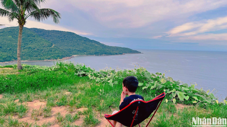 Many children also follow their parents to enjoy the breeze and exercise outdoors. Many children also follow their parents to enjoy the breeze and exercise outdoors.