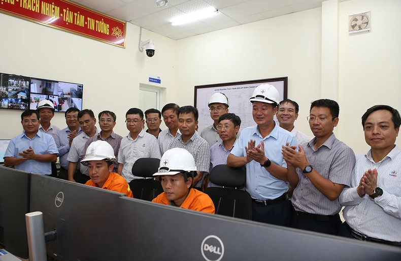 The National Power Transmission Corporation (EVNNPT) leaders witness the successful energisation of the Quang Trach - Quynh Luu 500kV line. (Photo: Le Linh - EVNICT)