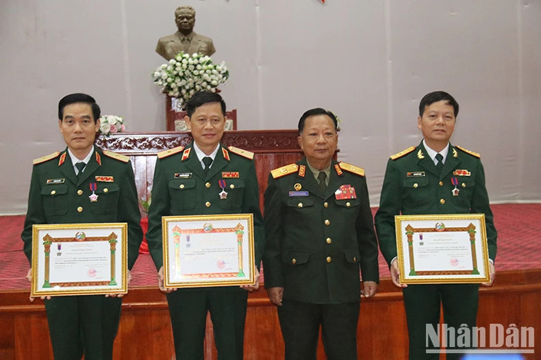 General Chansamone Chanyalath presents the Labour Order to individuals from the Vietnam Military Medical University. (Photo: HAI TIEN)