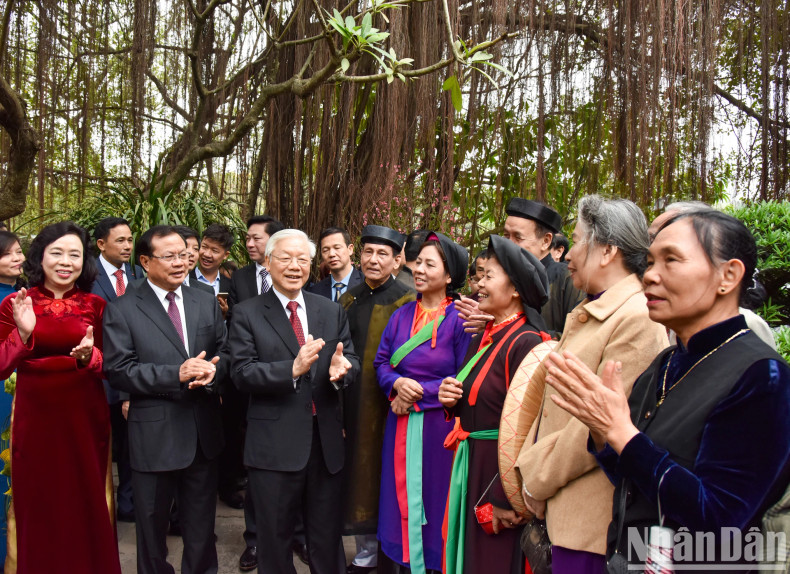 Party General Secretary Nguyen Phu Trong extends greetings to people visiting Ngoc Son Temple.