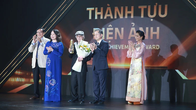 Director Dang Nhat Minh is honoured with the cinema achievement award the opening ceremony. (Photo: ANH VU) Director Dang Nhat Minh is honoured with the cinema achievement award the opening ceremony. (Photo: ANH VU)
