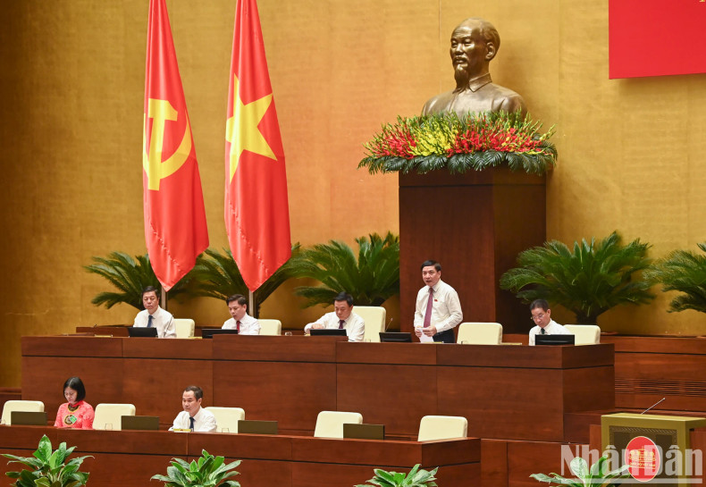 General Secretary of the NA and Chairman of the NA Office Bui Van Cuong moderates the discussion sessions at the seminar.