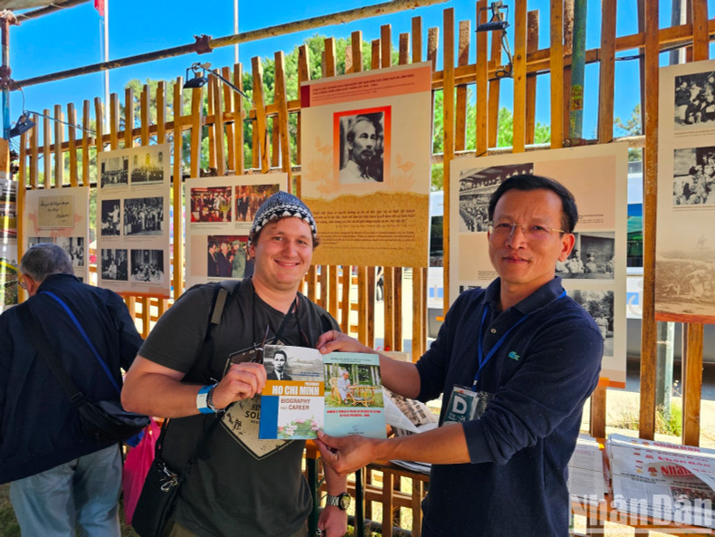 Gonçalo Vaz, a member of the “Green” Ecological Party (Portugal), stated that as a citizen of Portugal, he greatly appreciated the presence of Vietnamese representatives at the Avante Press Festival. At the Vietnam exhibition space activities helped them gain a better understanding of the country, its history, and its people. Here, they have seen many images and materials about President Ho Chi Minh, who dedicated his life to the struggle for national independence and made significant contributions to the solidarity among people worldwide. As a result, many participants at the Avante Press Festival know about and admire President Ho Chi Minh.