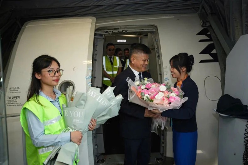 Noi Bai Airport staff congratulate the airline's representatives.