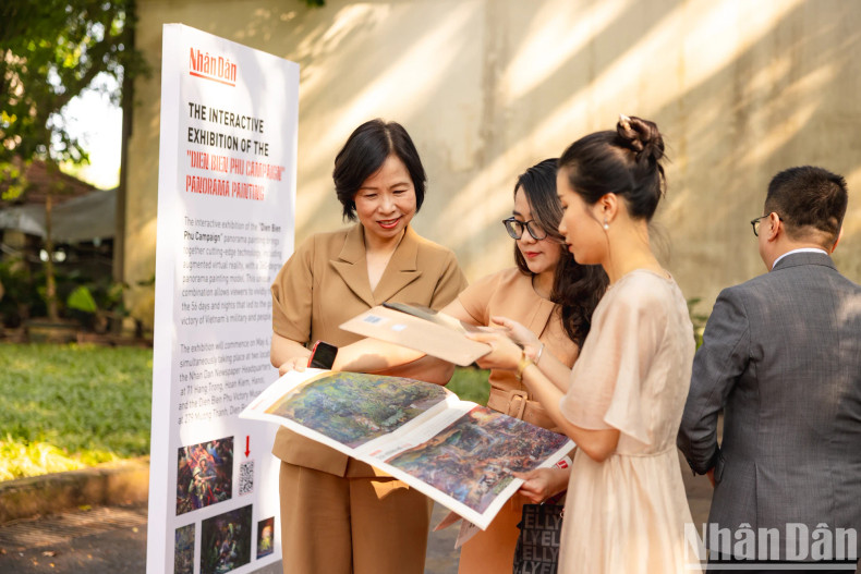 The breakthrough innovation of the "Dien Bien Phu Campaign" panorama supplement is the combination of augmented reality (AR) technology in traditional print media (Photo: THANH DAT). The breakthrough innovation of the "Dien Bien Phu Campaign" panorama supplement is the combination of augmented reality (AR) technology in traditional print media (Photo: THANH DAT).