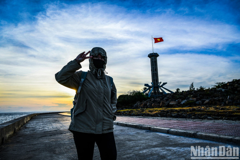 Visitors stroll along the dreamy coastal path of this green pearl. Visitors stroll along the dreamy coastal path of this green pearl.