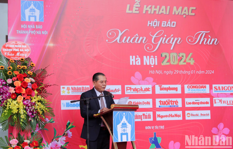 Speaking at the opening ceremony, Chairman of the Hanoi Journalists’ Association, To Quang Phan, said in 2023 that Hanoi’s press agencies proactively overcame difficulties and completed assigned political tasks. They focused on promoting digital transformation and obtained very encouraging and proud results. Speaking at the opening ceremony, Chairman of the Hanoi Journalists’ Association, To Quang Phan, said in 2023 that Hanoi’s press agencies proactively overcame difficulties and completed assigned political tasks. They focused on promoting digital transformation and obtained very encouraging and proud results.