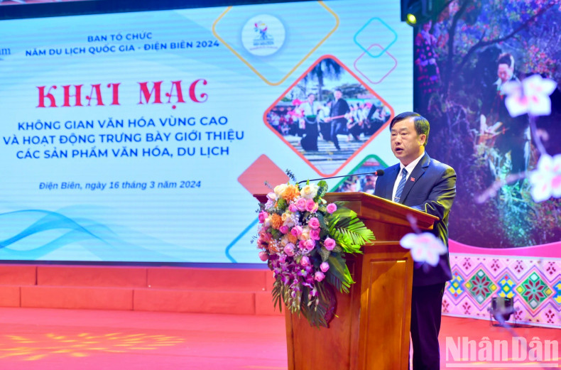 Vice Chairman of Dien Bien Provincial People’s Committee Vu A Bang speaks at the ceremony to kick off the highland cultural space and display of cultural and tourist products.