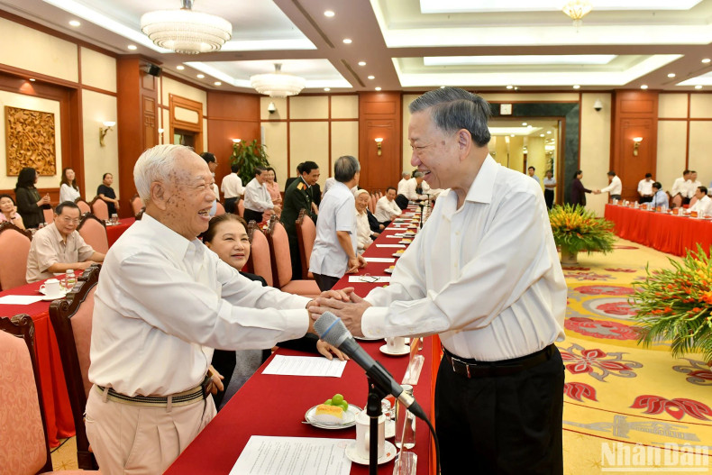 Top leader To Lam shakes hands with the delegates attending the event. Top leader To Lam shakes hands with the delegates attending the event.