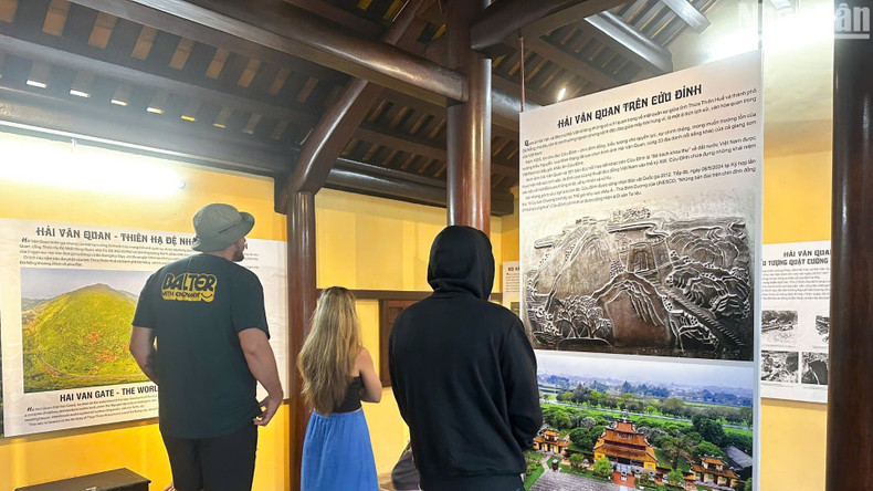 The main documents and images related to Hai Van Gate are arranged according to different time periods. (Photo: ANH DAO)
