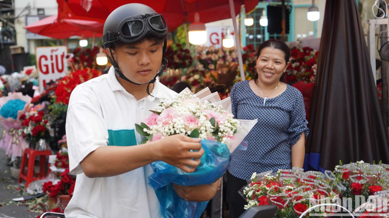 Many men buy the freshest and most beautiful flowers to present them to their beloved relatives.