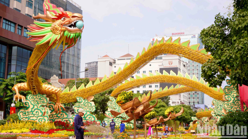 After more than three weeks, the large-scale Nguyen Hue Flower Street has appeared with many colourful spring scenes. After more than three weeks, the large-scale Nguyen Hue Flower Street has appeared with many colourful spring scenes.