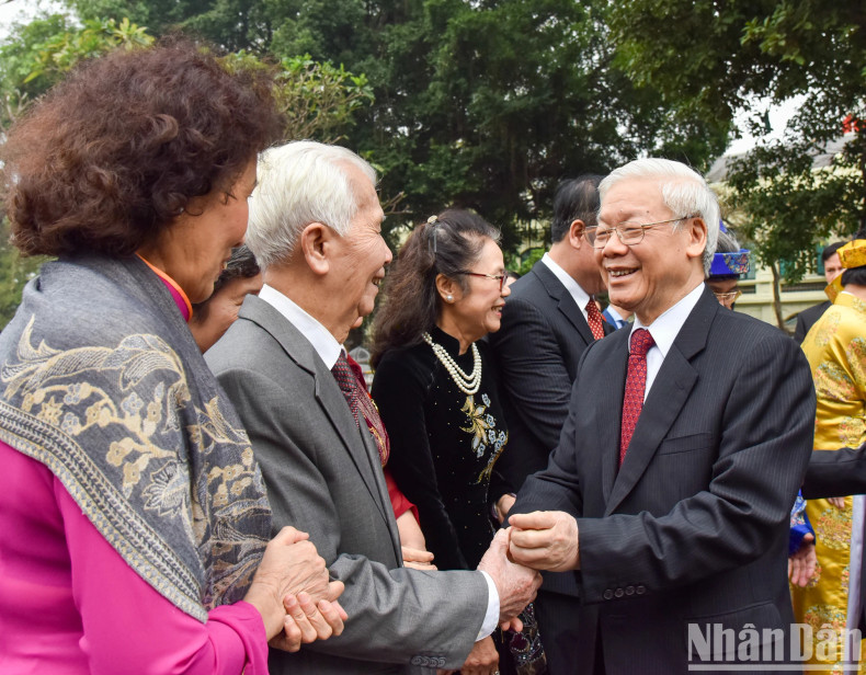 Party General Secretary Nguyen Phu Trong extends New Year greetings to the local people on the first day of the Lunar New Year.