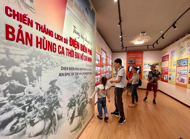 The exhibition receives a large number of visitors. The exhibition receives a large number of visitors.