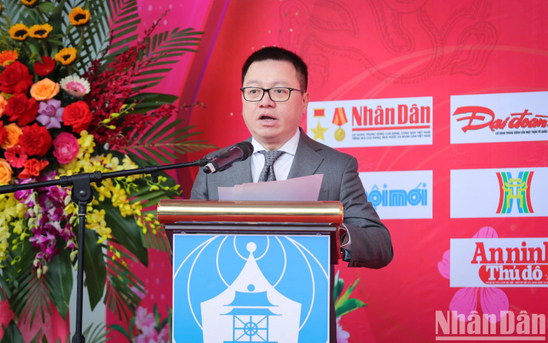 Member of the PCC, Editor-in-chief of Nhan Dan Newspaper, Head of the PCC’s Commission for Communications and Education, and Chairman of the Vietnam Journalists’ Association, Le Quoc Minh delivers an opening speech at the ceremony. Member of the PCC, Editor-in-chief of Nhan Dan Newspaper, Head of the PCC’s Commission for Communications and Education, and Chairman of the Vietnam Journalists’ Association, Le Quoc Minh delivers an opening speech at the ceremony.