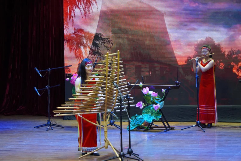 An art performance by Vietnamese artists at the ceremony. (Photo: Nguyen Hiep)