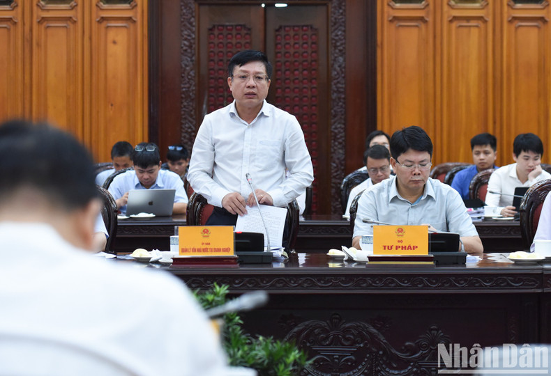 A representative from the Committee for Management of State Capital presents their viewpoints.