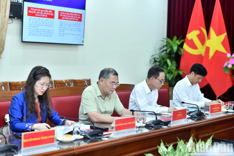 The delegates attend the working session.