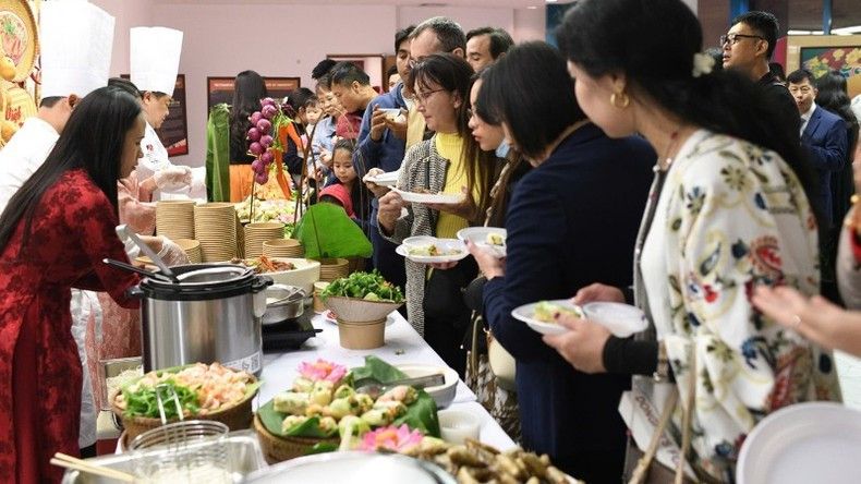 Anne Sophie Hoffman, a Canadian singer residing in Riyadh, who has spent many years connected to Vietnam, performs her favourite song, “Hello Vietnam”, dressed in a vibrant red Ao Dai (Vietnamese traditional long dress).
