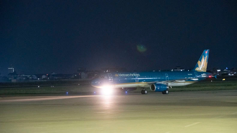 The recent inaugurated flight, numbered VN923, took off from Noi Bai International Airport at 5:10 PM on October 27 and landed at Phnom Penh International Airport at 7:05 PM the same day. The direct flight takes only 1 hour and 55 minutes. (Photo: Nguyen Hiep)