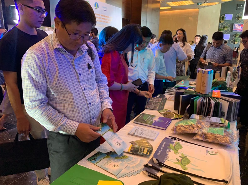 Delegates visits booths introducing national parks at the ceremony.
