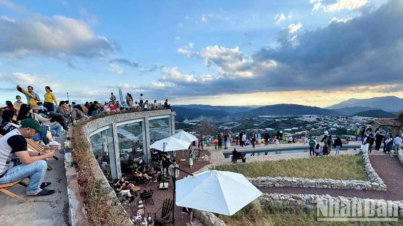The destinations on the outskirts of Da Lat attract a large number of tourists. The destinations on the outskirts of Da Lat attract a large number of tourists.