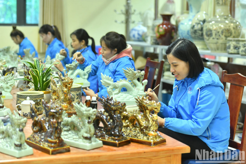 Welcoming the upcoming Lunar New Year (the Year of Dragon), Chu Dau Ceramic Joint Stock Company produces many dragon-shaped ceramic products. Welcoming the upcoming Lunar New Year (the Year of Dragon), Chu Dau Ceramic Joint Stock Company produces many dragon-shaped ceramic products.