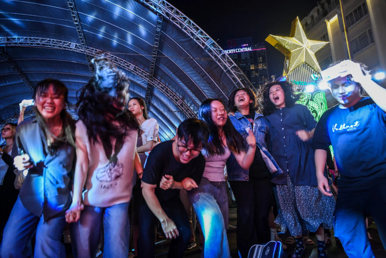 Young audiences show wild enthusiasm for the performances of rock artists.