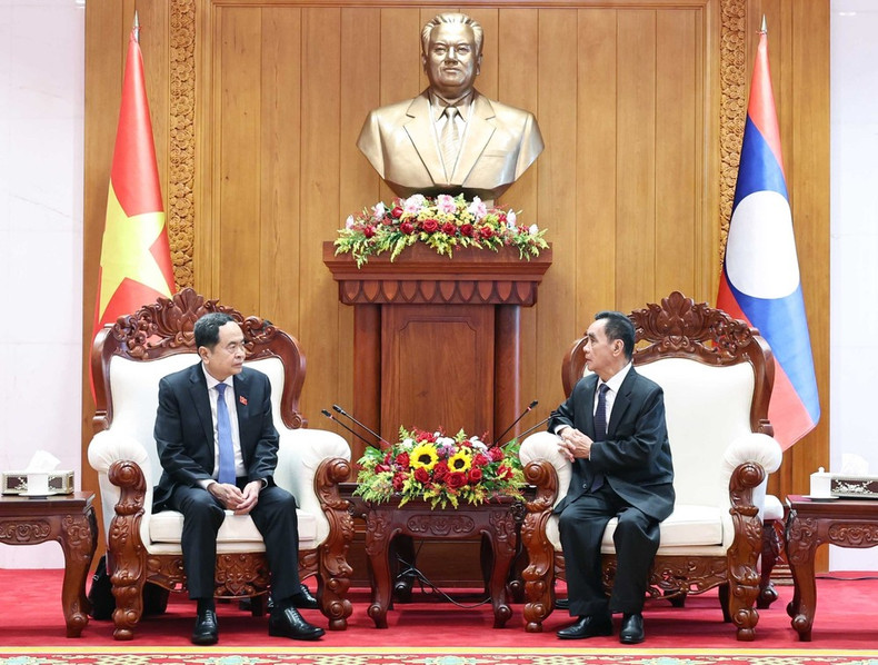 The meeting between Vietnamese NA Chairman Tran Thanh Man (L) and former Prime Minister and former NA Chairman of Laos Thongsing Thammavong in Vientiane on October 17 (Photo: VNA)