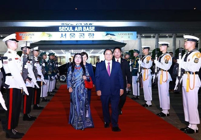 The send-off ceremony for PM Pham Minh Chinh and his spouse (Photo: VNA)