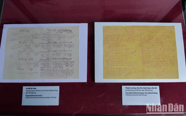 Many precious drafts are displayed at the exhibition. Many precious drafts are displayed at the exhibition.