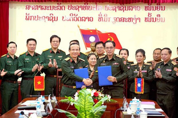 Representatives from Vietnam’s Central Military Hospital 108 and Lao Central Military Hospital 103 exchanges MoU for cooperation in 2024. (Photo: VNA)