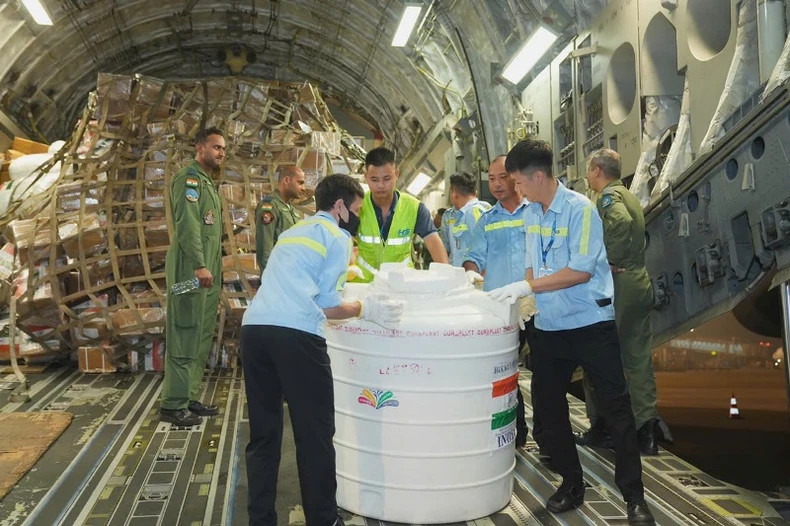 The relief supplies from the government and people of India to the government and people of Vietnam arrived at Noi Bai Airport on the night of September 15. The relief supplies from the government and people of India to the government and people of Vietnam arrived at Noi Bai Airport on the night of September 15.