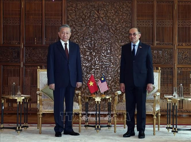 Party General Secretary To Lam and Malaysian Prime Minister Anwar Ibrahim pose for a photo. (Photo: VNA) Party General Secretary To Lam and Malaysian Prime Minister Anwar Ibrahim pose for a photo. (Photo: VNA)
